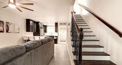 Luxury Old Town Scottsdale Townhome by Fashion Square Heated Pool BBQs Walkable