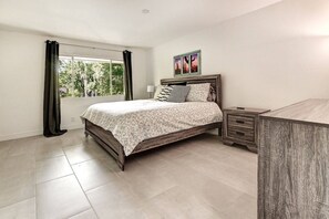 2 Schlafzimmer, Schreibtisch, Bügeleisen/Bügelbrett, Reisekinderbett