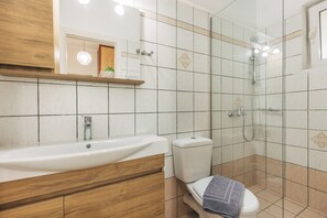 Shower, hair dryer, towels, soap - Sami's Apartment (Zakynthos)