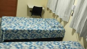 Quarto duplo standard | Espaço de trabalho para notebook, Wi-Fi de cortesia, roupa de cama