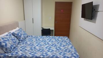 Quarto duplo standard | Espaço de trabalho para notebook, Wi-Fi de cortesia, roupa de cama