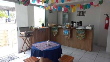 Café da manhã self-service grátis todos os dias