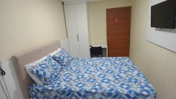 Quarto duplo standard | Espaço de trabalho para notebook, Wi-Fi de cortesia, roupa de cama