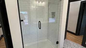 Douche, serviettes fournies, savon, shampoing