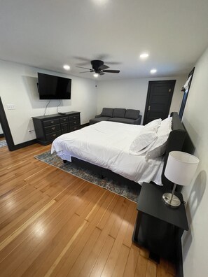 4 bedrooms, WiFi, bed sheets - Newly remodeled Farmhouse with Country Charm!
Sleeps 10 people comfortably (Cashton)