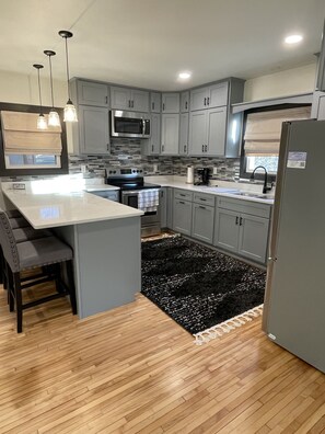 Geladeira, micro-ondas, fogão, cooktop