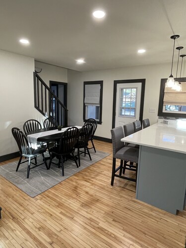 Newly remodeled Farmhouse with Country Charm!
Sleeps 10 people comfortably