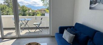 Joli Espace Avec vue sur le lac