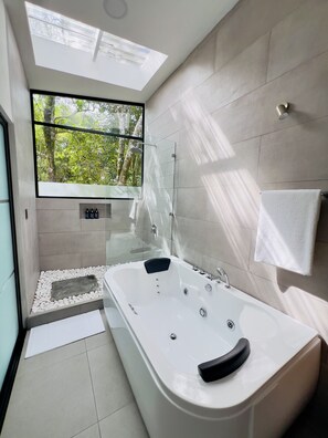 Hårføner, håndklær, såpe og toalettpapir