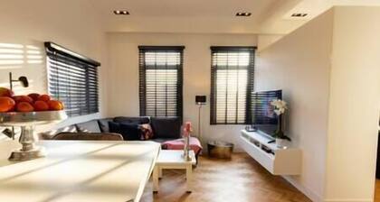 Spacious private apartment, 90m2, 25min from Amsterdam