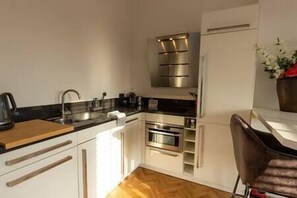Fridge, microwave, oven, stovetop - Spacious private apartment, 90m2, 25min from Amsterdam (Hilversum)