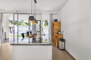 Køleskab, kogeplade, kaffe-/temaskine, højstol
