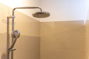 Dusche, umweltfreundliche Kosmetikartikel, Haartrockner
