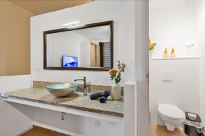 Shower, eco-friendly toiletries, hair dryer - Spacious Private Apartment with Pool 2-4p, walk to the beach and boulevard! (Jan Thiel)