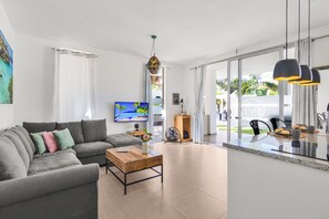 TV - Spacious Private Apartment with Pool 2-4p, walk to the beach and boulevard! (Jan Thiel)