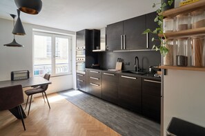 Een koelkast, een microgolfoven, een oven, een kookplaat