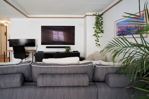 Televisie, een stereo en een kantoor