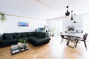 TV, stereo, offices - Luxurious 2-Bedroom Haven in Le Marais (Paris)