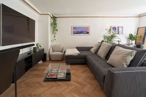 TV, stereoanlegg og kontorer