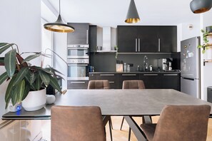Fridge, microwave, oven, stovetop - Luxurious 2-Bedroom Haven in Le Marais (Paris)