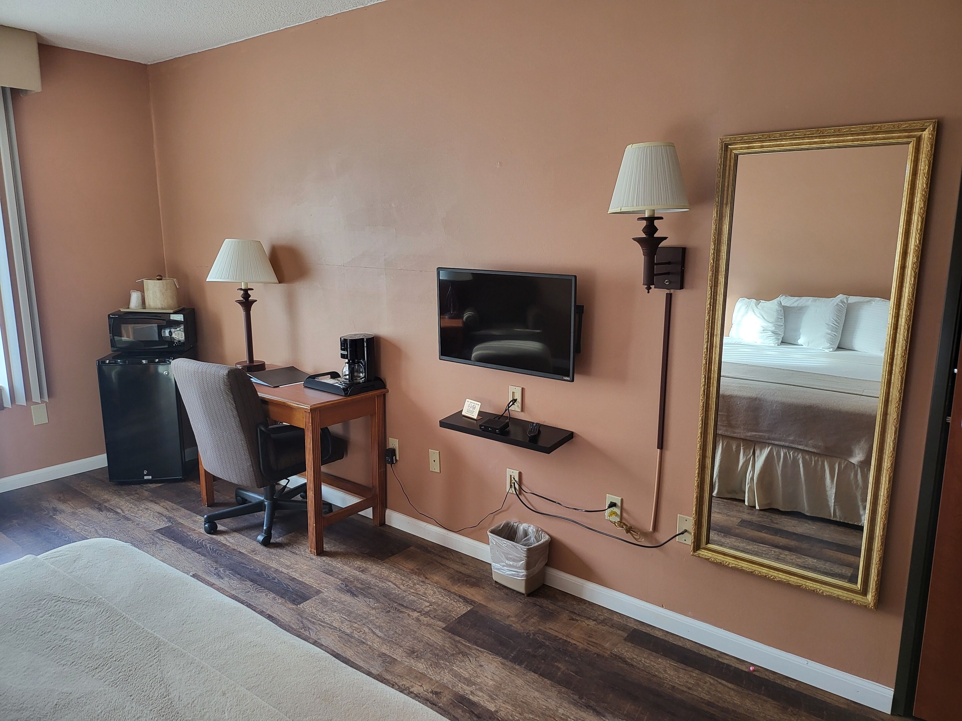 Basic Single Room, 1 King Bed, Accessible