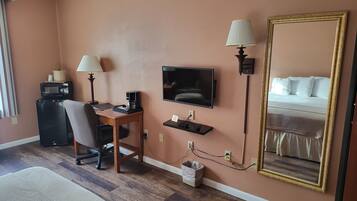 Basic Single Room, 1 King Bed, Accessible