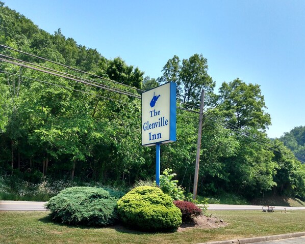 Señal del Glenville Inn con un mapa de la zona.