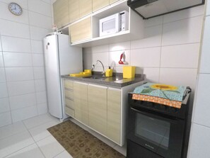 Fridge, microwave, oven, stovetop - Apto Martim DE SÁ 850m Praia, Aceita PET , Wi-fi, Ótimo Para Famílias (Martim de Sá Caraguatatuba)