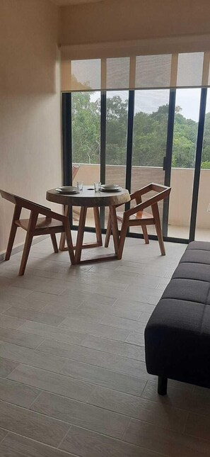 Departamento tradicional, 1 habitación | Área de sala de estar | Televisión de pantalla plana de 50 pulgadas con canales digitales 