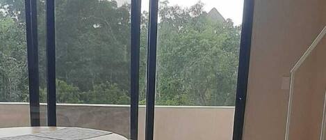 Appartamento Standard, 1 camera da letto | Area soggiorno | TV a schermo piatto 50 pollici con canali digitali, servizi in streaming