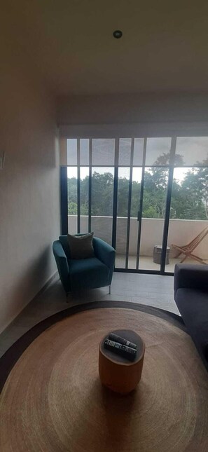 Departamento Confort, 1 habitación | Área de sala de estar | Televisión de pantalla plana de 50 pulgadas con canales digitales 