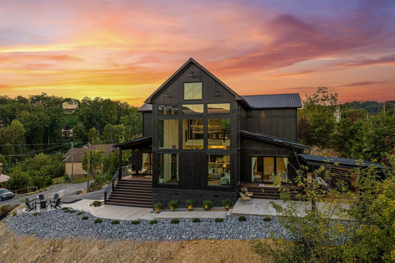 Your luxury home in the Smokies! Panoramic Views, Fire Pit, Games and much more!