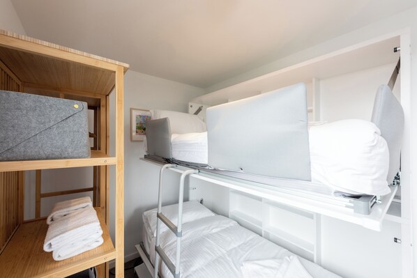 2 habitaciones, escritorio, tabla de planchar con plancha y internet 