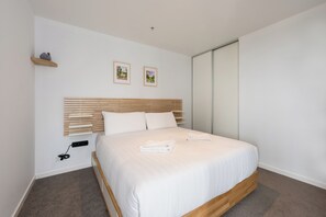 2 bedrooms, desk, iron/ironing board, Internet