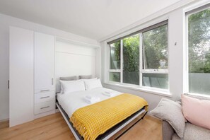 1 slaapkamer, een strijkplank/strijkijzer, internet, beddengoed
