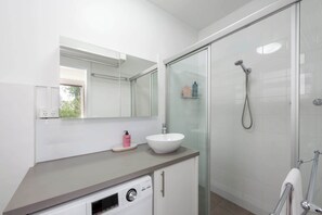 Shower - Lovely Studio with Free Parking in East Melbourne! (East Melbourne)