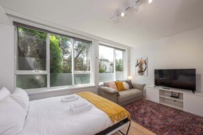 1 bedroom, iron/ironing board, Internet, bed sheets - Lovely Studio with Free Parking in East Melbourne! (East Melbourne)