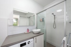 Shower, hair dryer, shampoo - Lovely Studio with Free Parking in East Melbourne! (East Melbourne)