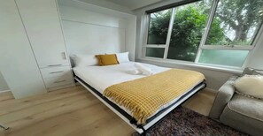 1 slaapkamer, een strijkplank/strijkijzer, internet, beddengoed
