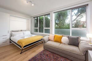 1 bedroom, iron/ironing board, Internet, bed sheets - Lovely Studio with Free Parking in East Melbourne! (East Melbourne)
