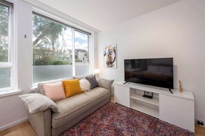 TV - Lovely Studio with Free Parking in East Melbourne! (East Melbourne)