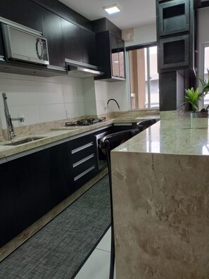 Departamento Premium, acceso a la alberca | Cocina privada | Refrigerador, microondas, utensilios de cocina y comedor 