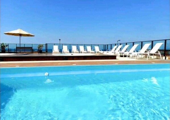 2 outdoor pools, free cabanas, pool umbrellas