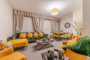 Smart TV - Stylish Spacious Retreat: Luxury 2-Bedroom Haven (Greater London)