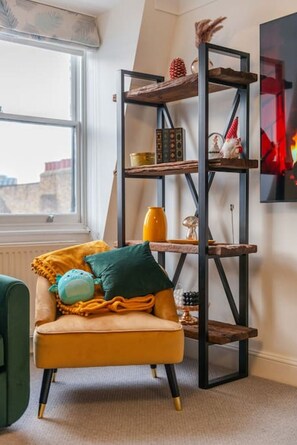 Smart TV - City Chic: 3 Bedroom, 3 Bathroom Luxury Living (Greater London)