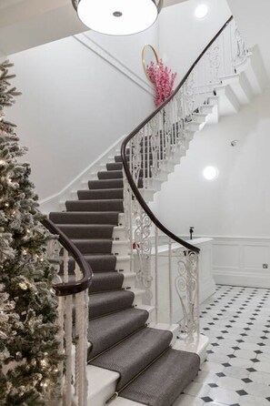 Interior - City Chic: 3 Bedroom, 3 Bathroom Luxury Living (Greater London)