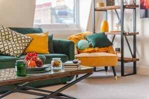 Smart TV - City Chic: 3 Bedroom, 3 Bathroom Luxury Living (Greater London)