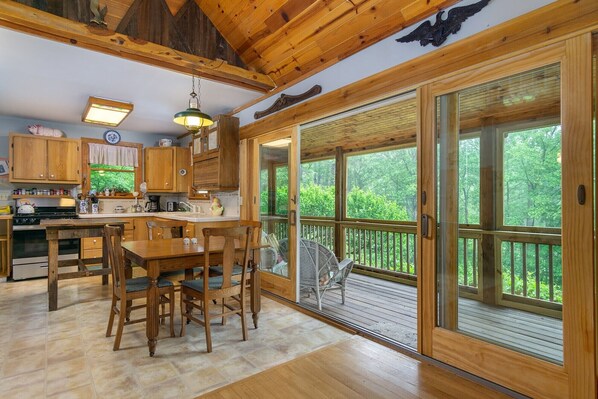 Fridge, microwave, oven, stovetop - Honeysuckle Ridge (Burnsville)