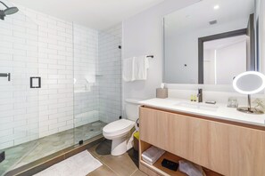 ลักซ์ชัวรี่อพาร์ทเมนท์ | ห้องน้ำ | ฝักบัว, เรนชาวเวอร์, ไดร์เป่าผม, ผ้าเช็ดตัว