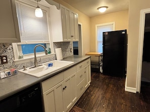 Fridge, microwave, oven, stovetop - Boardman - Spacious Cape Cod Home - Free Parking (Youngstown)